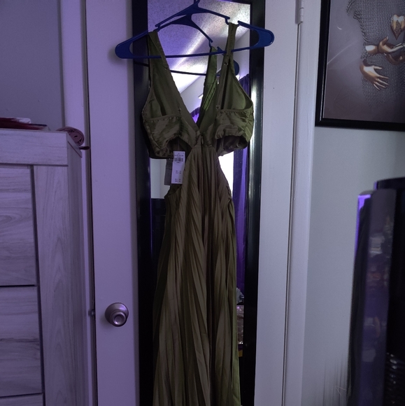 Green Dress - Picture 1 of 6